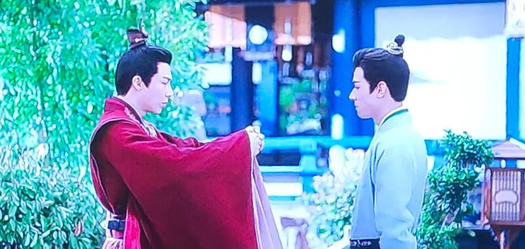 龔俊、劉宇寧側面儀態。圖片來源：Netflix安樂傳截圖