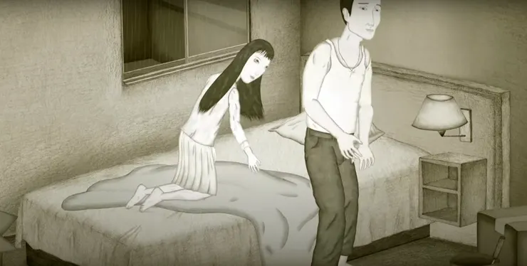 窗戶緊鄰床邊,由此進入,理應落在床上。顯然,此處並非雜貨間。導演如此安排,莫非別有深意?從窗邊進來的,真是孔雀嗎?