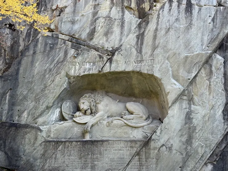 垂死獅子像，充滿歷史故事的雕像