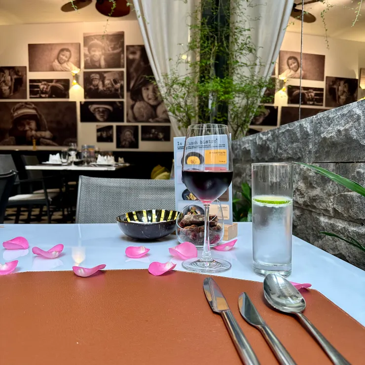 灑了花瓣的桌子真的很有儀式感