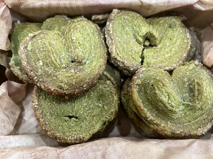 吃到眼睛瞇成一直線的瞬間。