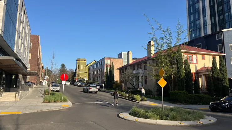 不知道為什麼,這個街景就給我一種大學附近的感覺。