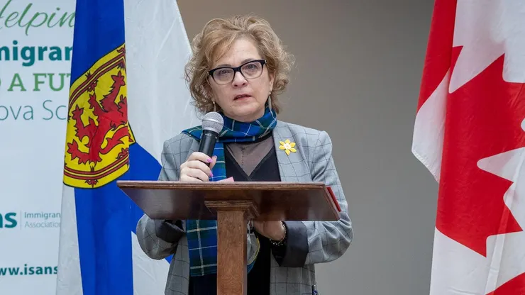 历任加拿大移民部长政策解析：对移民申请的深远影响