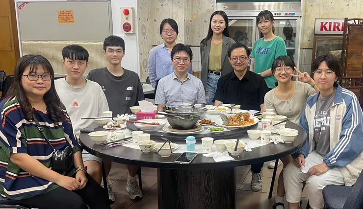 第一次實驗室聚餐，老師永遠記不起來我們的名字，同一個問題也問了好幾次，還以為自己掉進時間漩渦了