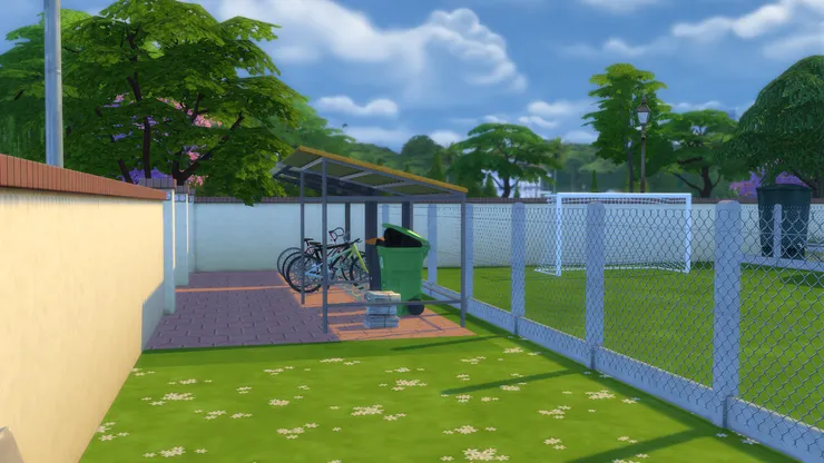 側門也設得比較遠，始終沒有人喜歡跟垃圾待在一起。