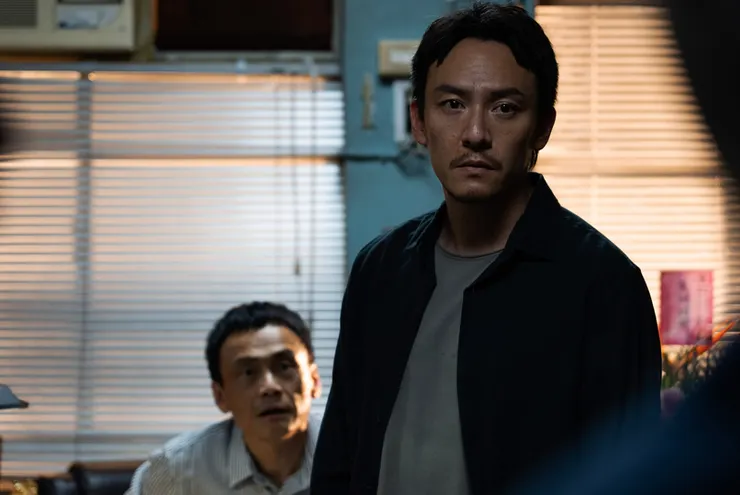 警察隊長(左),陳以文飾;張振澤(右),張震飾