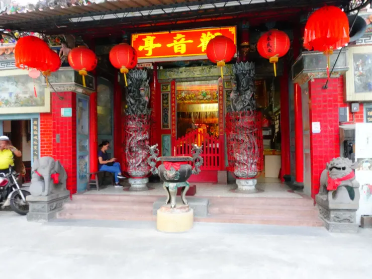 一邊是獅子邊是大象