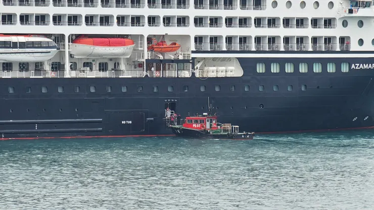 這是領港(引水人)在基隆港登上精鑽郵輪追尋號的畫面!