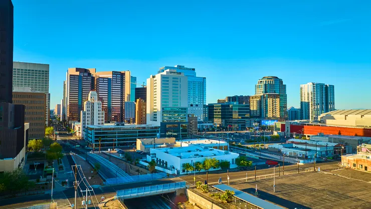 鳳凰城市中心是一個充滿活力和文化的地方，適合居住和旅遊。 圖/123RF圖庫