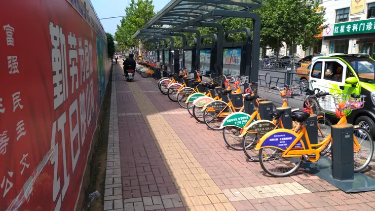 第一眼還以為是 YouBike，整排整齊又方便；城市交通規劃到位，出行輕鬆無壓，隨手就能上路，便利程度讓人忍不住多看兩眼。