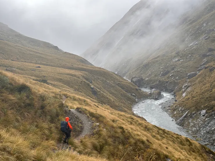 翻閱鞍部來到Dart河谷,小徑沿著河道在山腰上蜿蜒,看著對岸的瀑布,感嘆大自然的鬼斧神工。