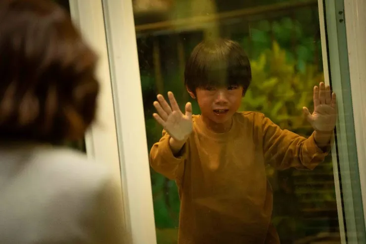 媽媽對著被她關在陽台的兒子說，「你就在外面，你都不要進來！我真的很討厭你！」「你不要叫我媽媽，你沒有媽媽…我沒辦法…你要討厭我，我也很討厭你」(圖片引自連結內容)