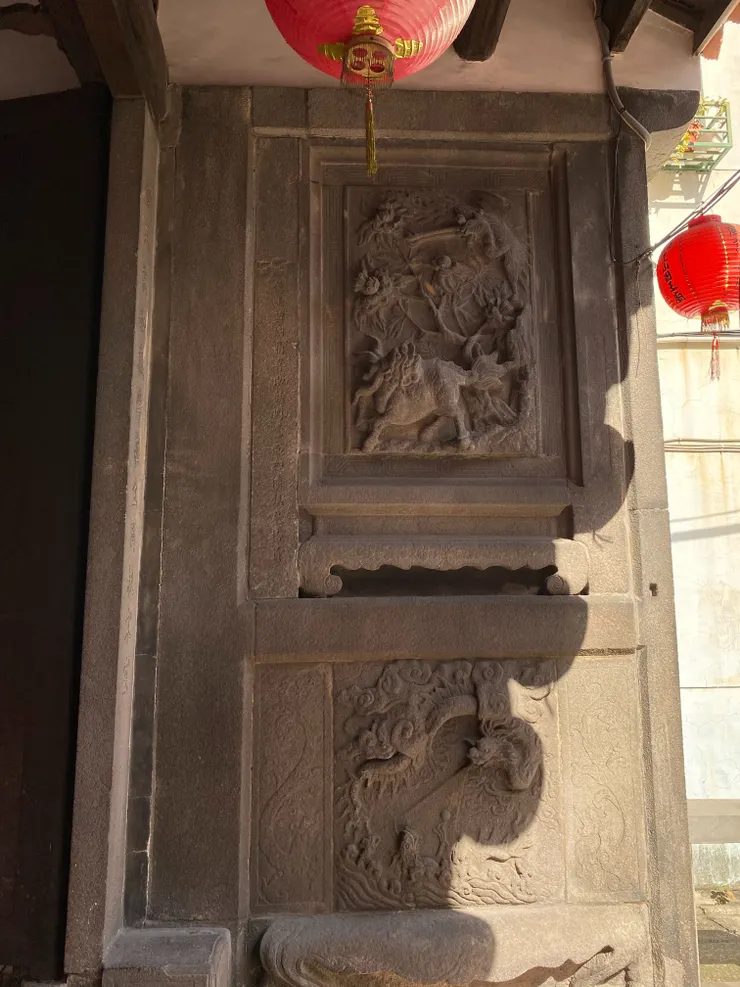 石堵雕刻龍邊為「雙龍搶珠」