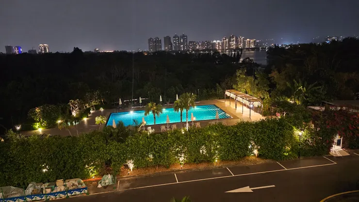 這是高雄圓山大飯店湖景房晚上的夜景!可以看見遠方的澄清湖喔!