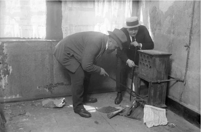 警方檢驗紅排路二號的暖爐