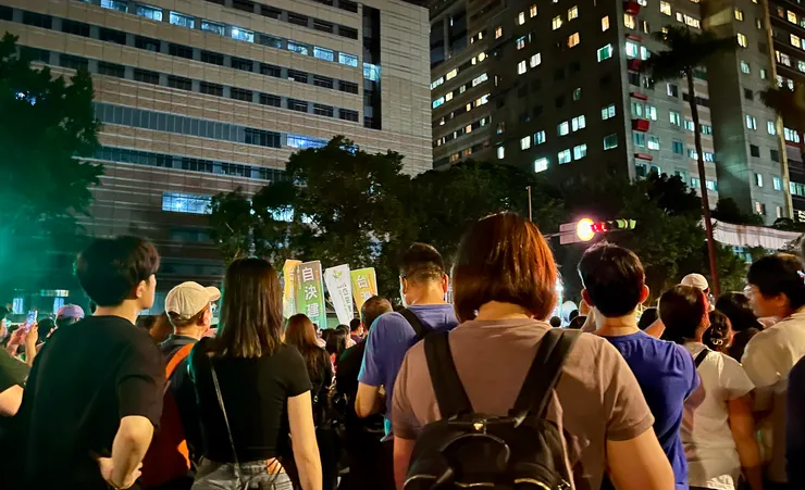 於青島東路、濟南路聚集，響應青鳥運動的民眾（來源：Mavis Chiang）