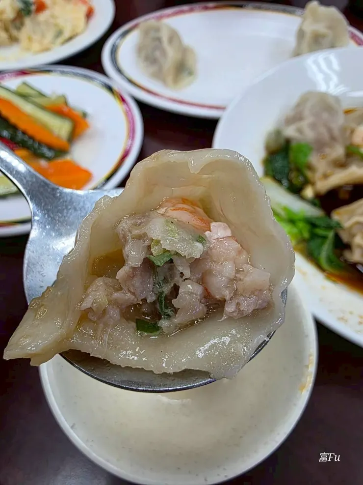 鮮蝦韭黃水餃。這款我覺得普通XD,沒有太大感想,跳過。