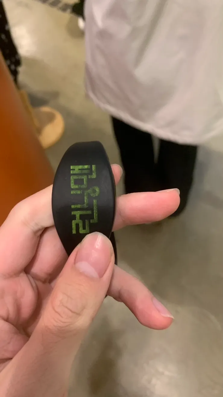 感應手環才能開始玩遊戲,玩完就會算分啦。