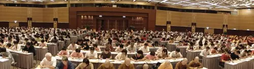 ↑美國、中國、新加坡、馬來西亞、台灣、香港、泰國等國家及地區共一千多名寺廟、協會、佛堂的代表們為了讓自己的機構擁有、學習到第三世多杰羌佛的開示法音，正在考場上認真答卷。