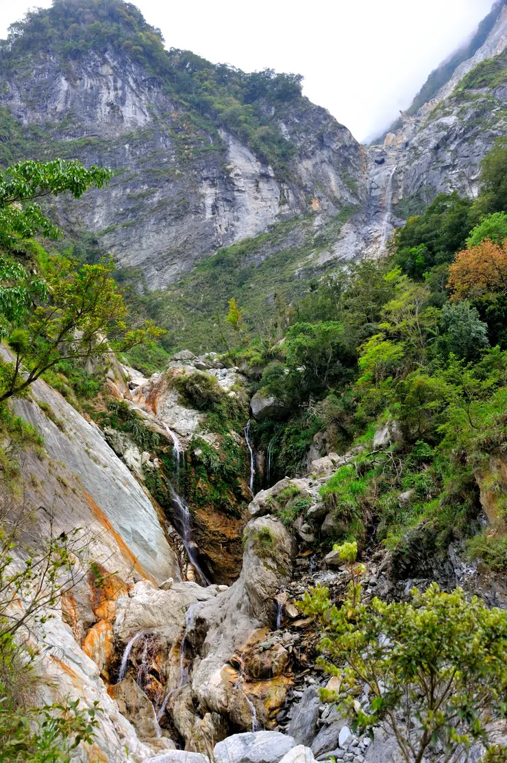 【由三棧溪滙入塔次基里溪的白楊瀑布】