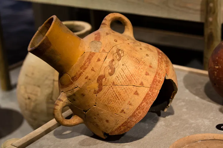 裝飾精美的「腓尼基」風格陶罐，產自腓尼基海岸。