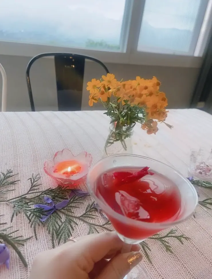 端上甜滋滋的玫瑰花瓣酒　