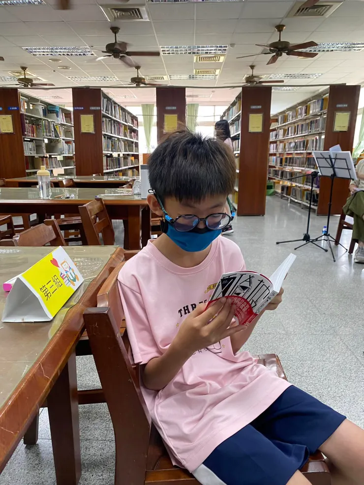 被講師的讀劇，吸引到劇本裡的小孩🥰