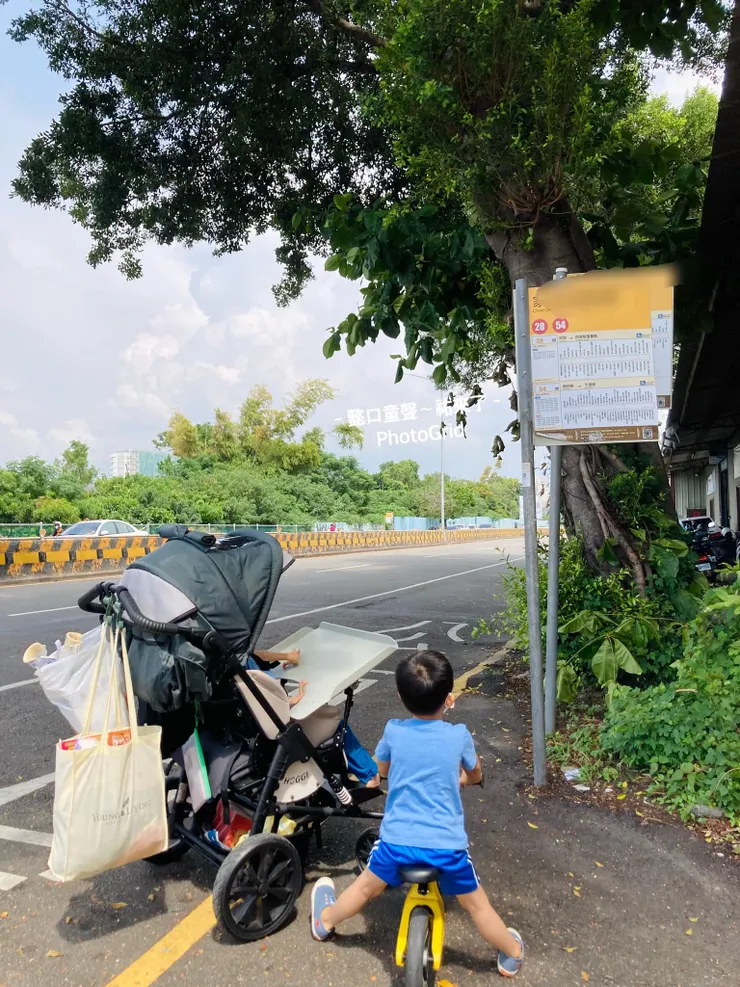 我們搭公車遇到的是不同的難，仍非常懂長頸鹿先生的不容易。帶祐懿搭公車必須特別等低底盤，也常遇到不友善司機。