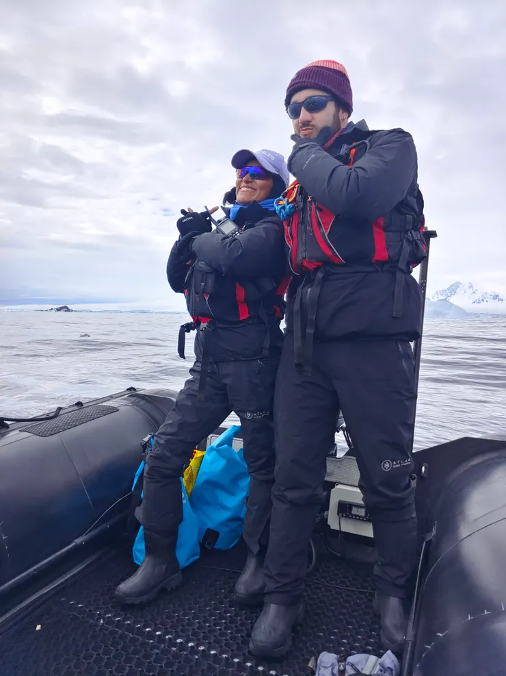 隨艇的兩位探險隊隊員。左邊那位女士，博學多聞，口才便給，是南美某國的生物學家。