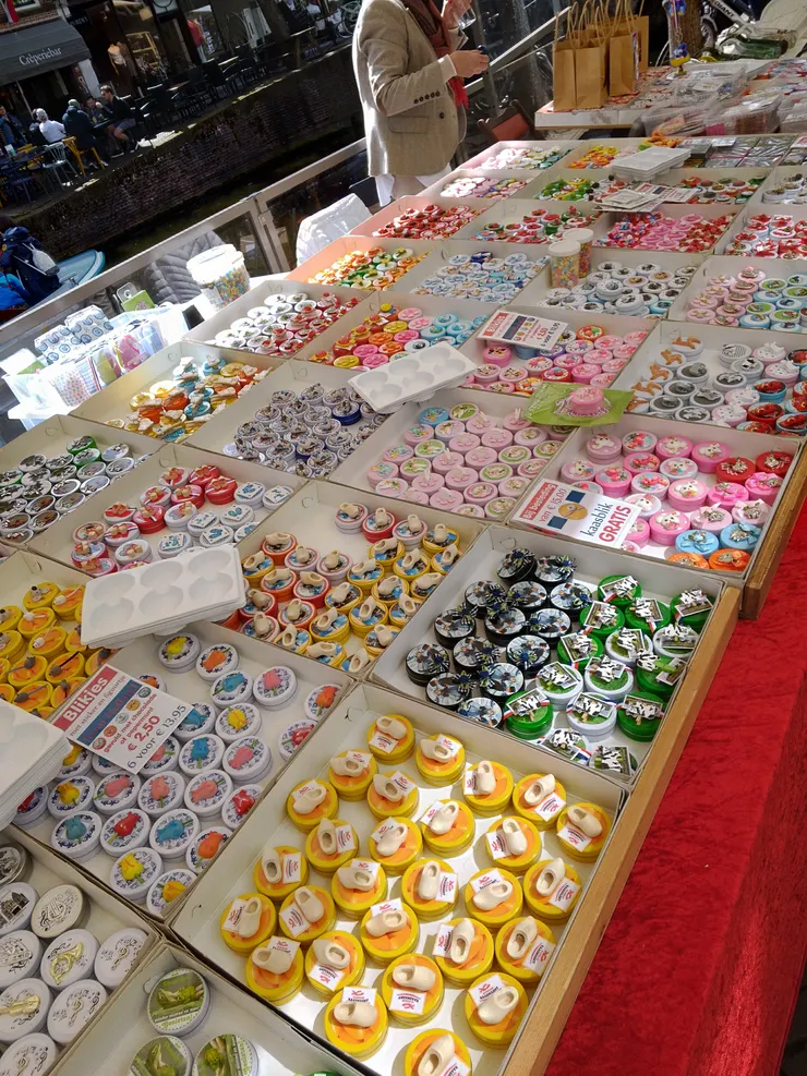 各式圓鐵盒,一個2.5歐元,六個13.95歐元