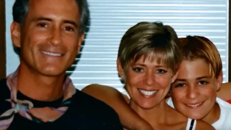 Cameron West (圖左)與他妻子 Rikki 及兒子