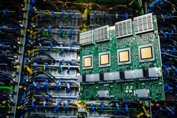 Google AI 資料中心的 TPU - Ironwood，加速模型訓練的算力核心。