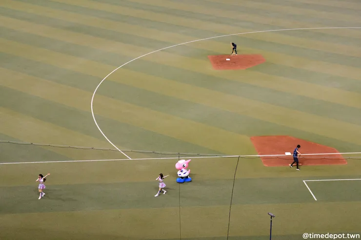 啦啦隊和吉祥物只有局間才會出來維持氣氛熱度,和在比賽中仍搶眼的臺灣啦啦隊不一樣