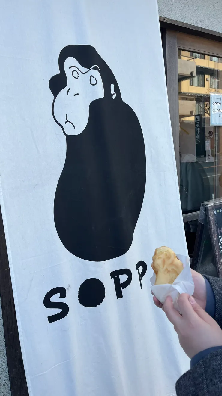 仔細看才發現，猴子並非笑臉，而是一臉傲驕。