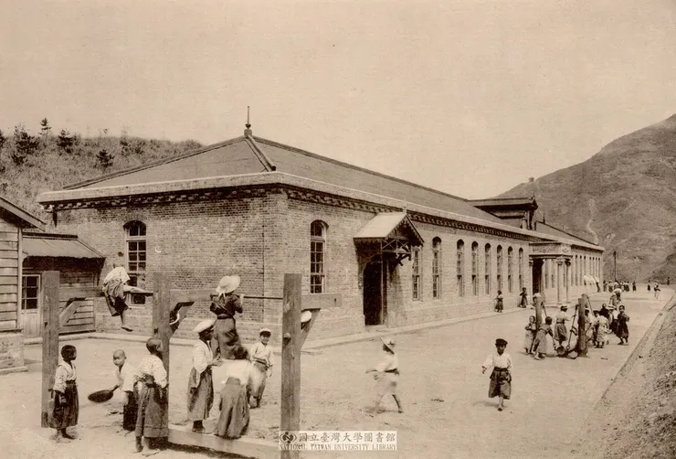 1914年金瓜石高等小學校，裡面的孩子穿的都還是和服