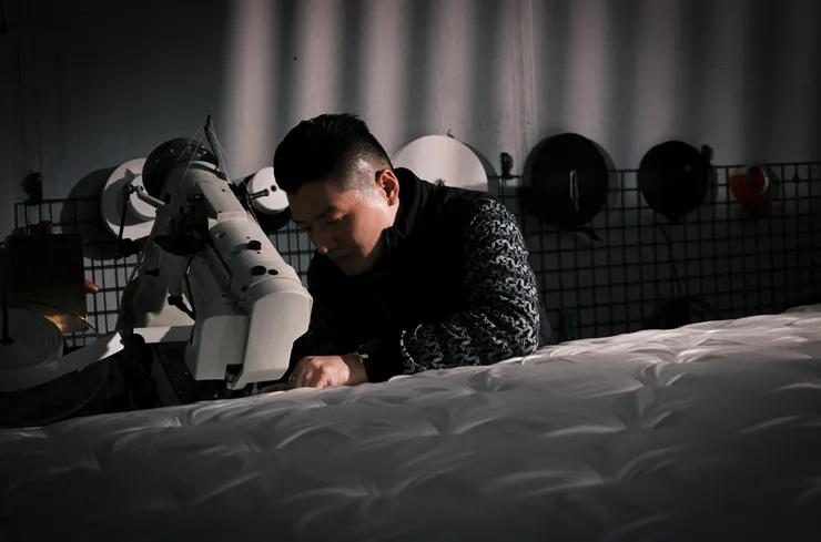 工廠、門市一體,製床師傅可以隨時根據顧客需求調整床墊。圖/劉李床墊提供