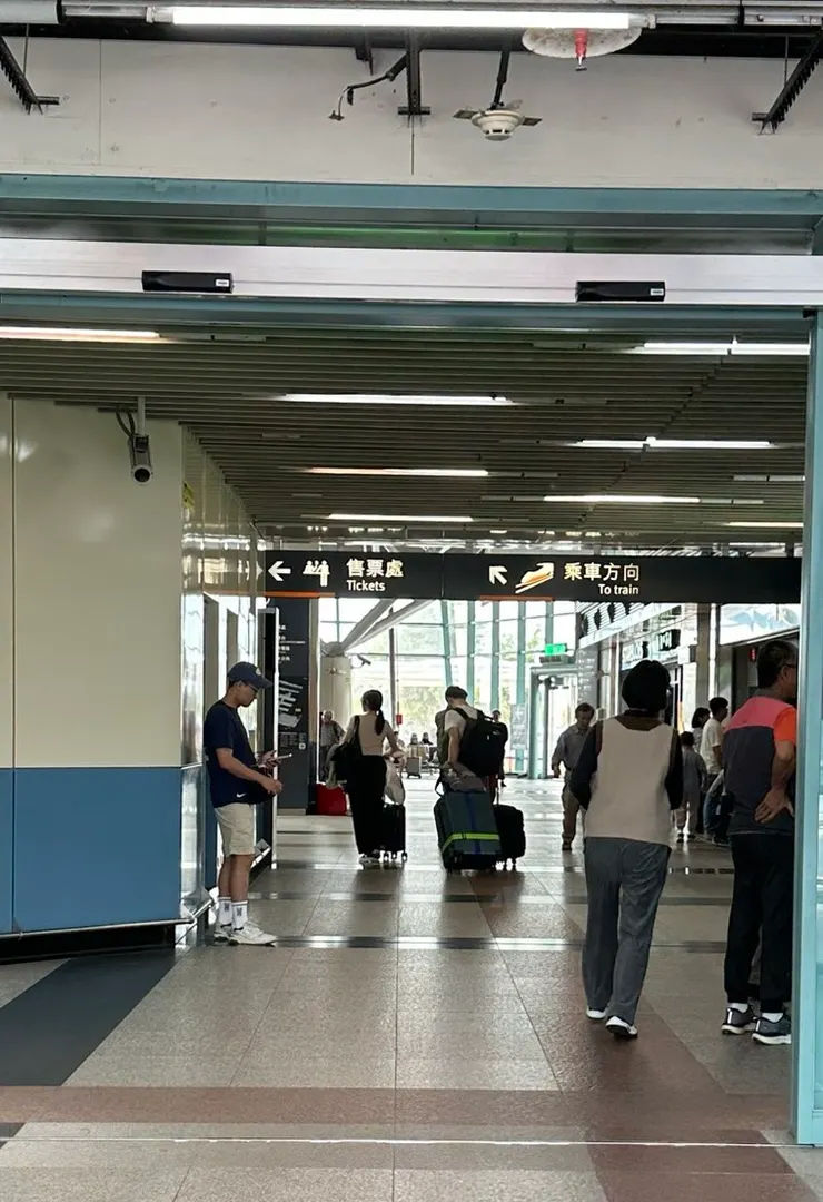 女兒走進高鐵站的背影