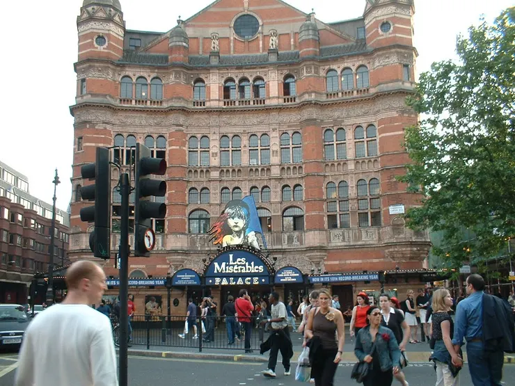 皇宮劇院原來是專門上演《悲慘世界》,很多人都會來這座歷史悠久的建築前拍照(拍攝於2003/5/31)
