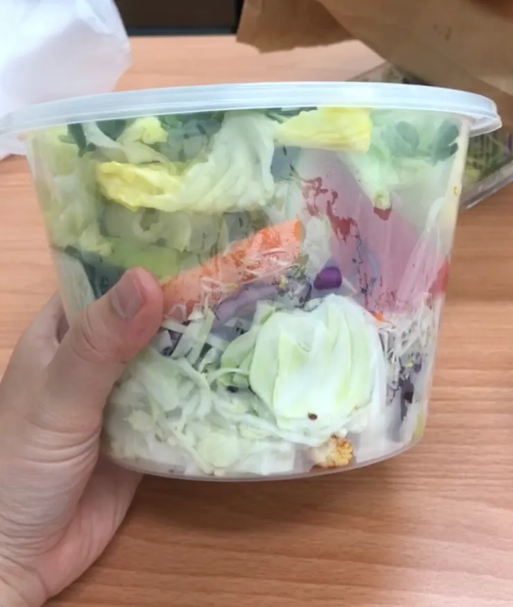 之前外帶直接得到一個大布丁桶子的沙拉