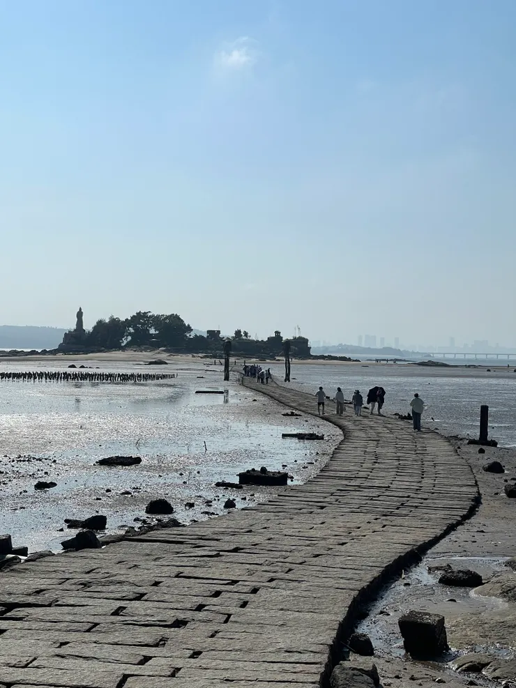 自然景觀~當潮汐為低潮時，水中的步道才會出現，如同摩西分海，海上道路的連接景點，建功嶼。
