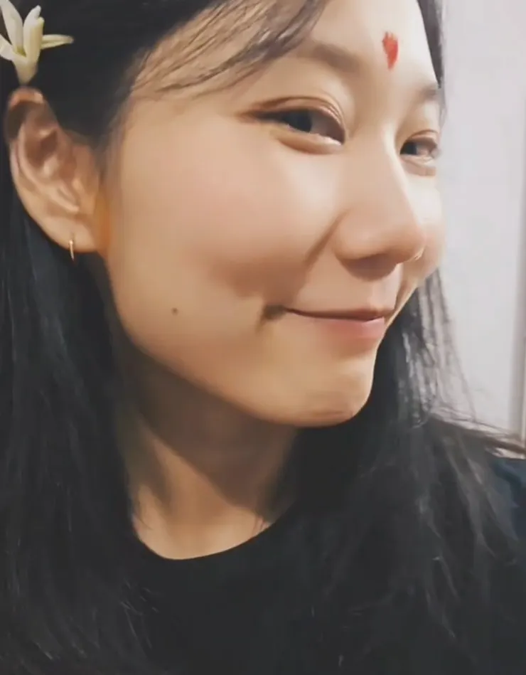 印度同學幫我在眉心點了 Bindi，回到學校 印度人看到我都笑著對我說好美，那種印式招牌的天真笑容讓人感覺到真心的喜悅，沒有絲毫揶揄，而我心裡還是忍不住懷疑…🙄畢竟他們總是用這樣的笑容來裝傻🤣