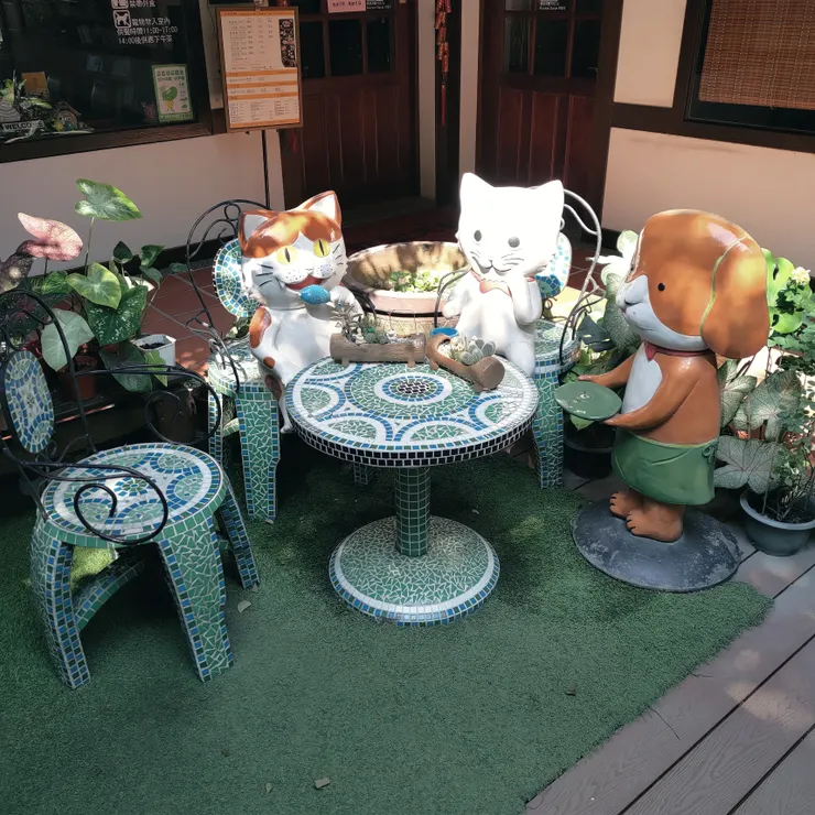 不愧是貓皇,連狗子都得在一旁端盤子ฅ^•ﻌ•^ฅ