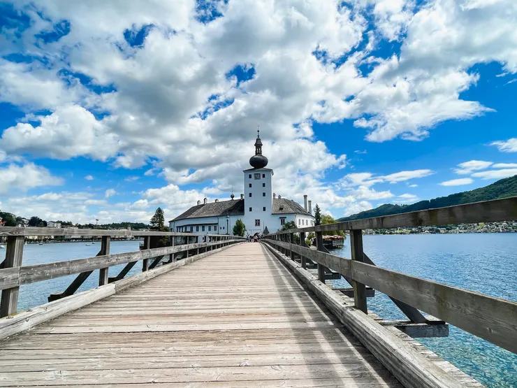 據導遊說「很早以前,新郎必須公主抱走完這條橋。」這樣這段婚姻才會幸福。Shot by Emma.