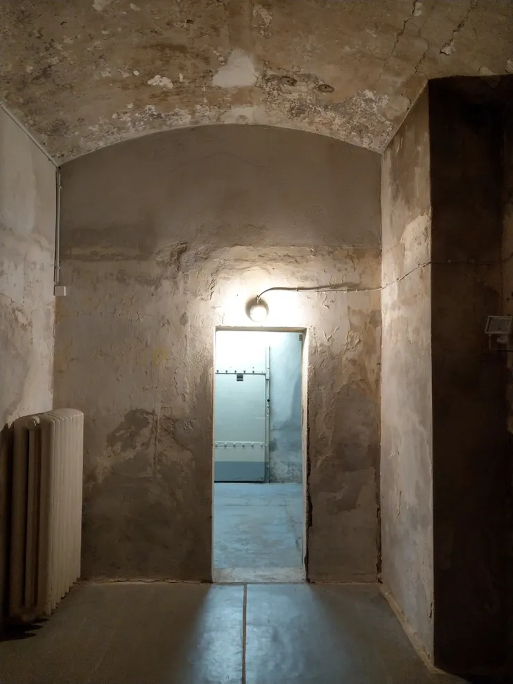 原本用作倉庫和設備的地下室,在蘇聯佔領軍接管後被改建為監禁用地牢。