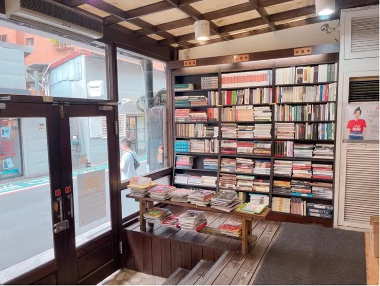 門口進來的展示區。