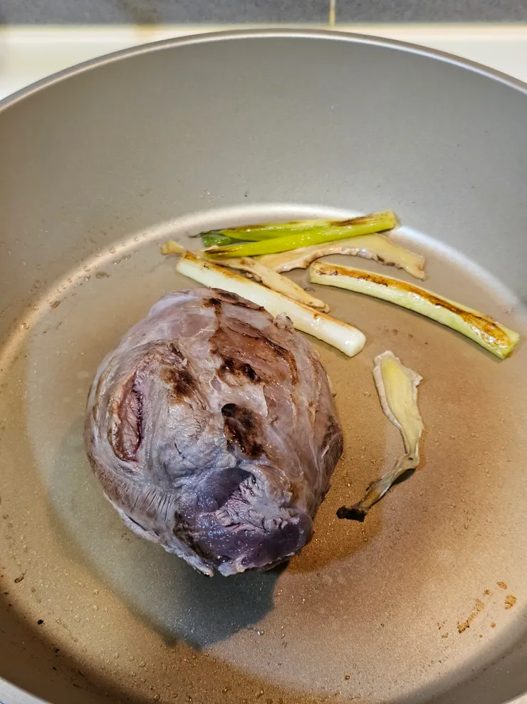 像這樣把牛肉煎到每面都稍微有點焦就好了。