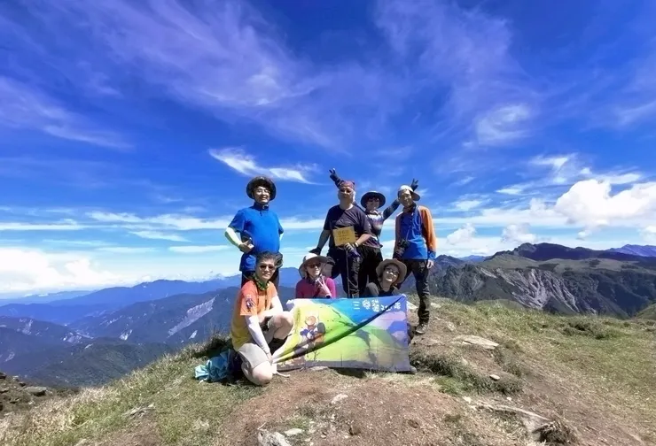 ↑9:30登頂白石山(H:3110公尺，百岳#87)，山容厚實隱重，脊寬稜廣，全為淺竹如茵的草原，形勢溫和而盛大，北稜有白石池群、南鞍有萬里池、東稜有針山、東北則有牡丹岩遙峙，集靈山秀水之大全。