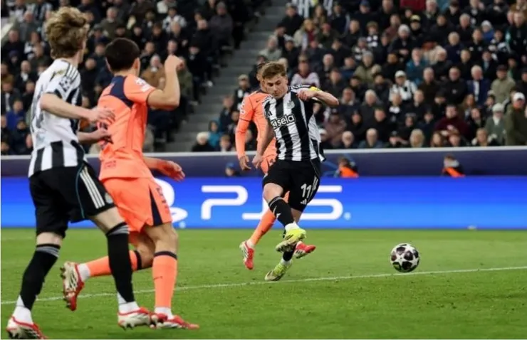 班尼斯撞射破網助紐卡素領先1:0