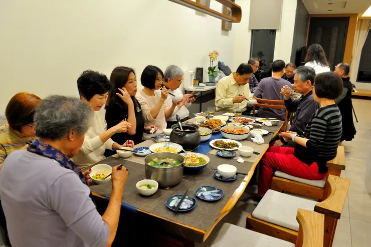 【貴客雲集廚房餐廳霎時摩肩接踵，滿桌佳餚花了眼不知該如何下箸。此時老婆其實還忙著烤披薩和做另一道蔬食。】