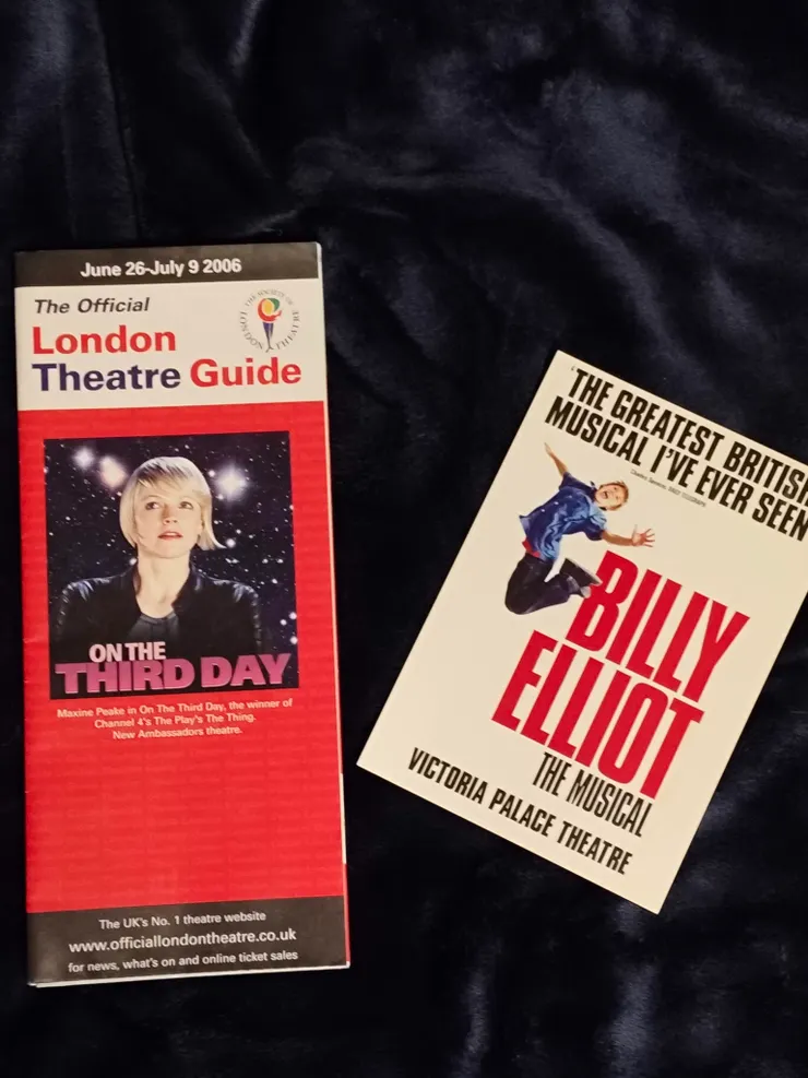 拿一份劇場導覽介紹(圖左),來場音樂劇,保證有個難忘的回憶